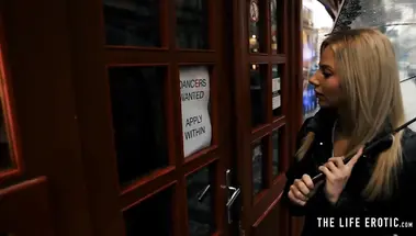 Стриптизерша в сетке мастурбирует, засовывая пальцы в киску и анал на сцене