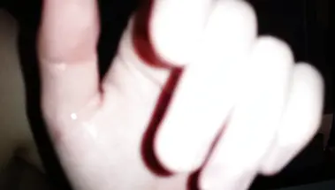 Сын тягает на кровати мамку, ковыряя в жопе пальцем