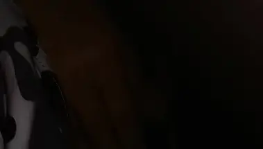 Брюнетка сосет немытый хуй в кинотеатре, подсластив Чупачупсом