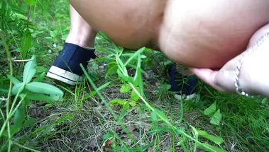 Лапает женскую жопу, пока телка мочится на корточках в траву