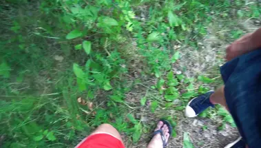 Мать показывает сыну киску и помогает поссать на природе