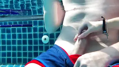 Россиянка дрочит член под водой в бассейне турецкого отеля