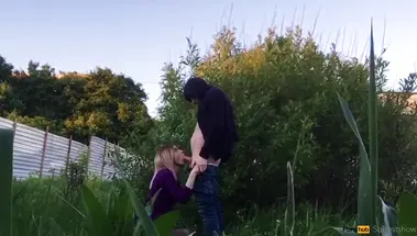 Русская подзаборная сосалка делает минет до спермы на лице