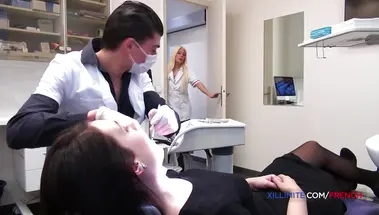 Пациентка отсосала и перепихнулась с дантистом, оплатив его услуги натурой