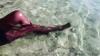 Брюнетка в платье и колготах купается в море и ходит мокрой