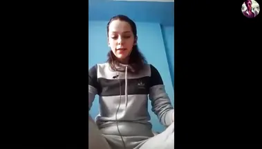 Скромная украинка с похмелья глубоко сосет банан для пикапера по скайпу