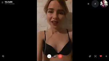 Неопытная скромняжка мастурбирует для собеседника по скайпу