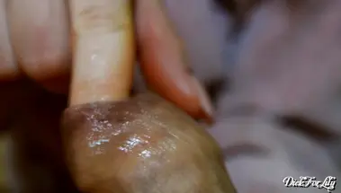 Домашний минет с языком и пальцем под крайней плотью крупным планом