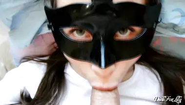 Россиянка в маске лазит пальцем и языком под шкуркой члена