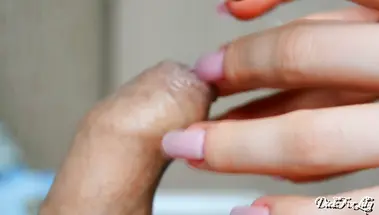 Подвижный язык шлифует залупу и елозит головку под шкуркой крупно