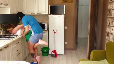 Стокгольмский синдром - домохозяйка кайфует от анала с напавшим на нее грабителем