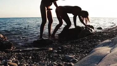 Россиянин чпокает раком сексуальную подругу на скалистом берегу моря