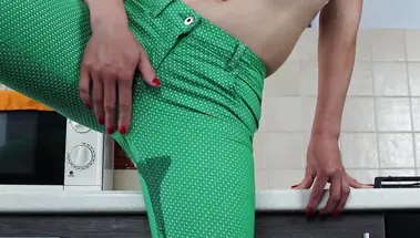 Россиянка мочится в штаны, натирая киску через одежду