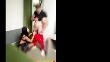 Брюнетка вкусно сосет член синтолового качка Кирилла Терешина