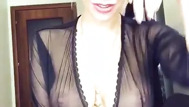 Елена Беркова в пеньюаре мастурбирует киску в разговорном стриме