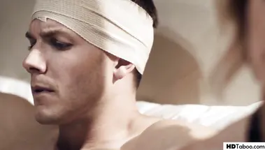 Заботливая мачеха дрочит член пасынку со сломанными руками