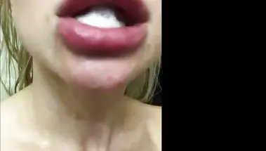 Блонда полощет горло добытой спермой в стакане после минета