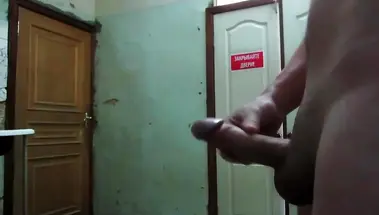 Голый эксгибиционист дрочит хуй, кончая от реакции незнакомок