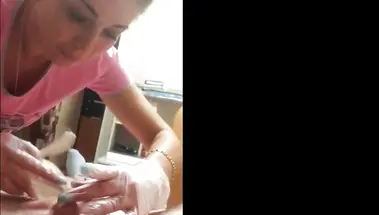 Мастер эпиляции в перчатках бреет хуй россиянину