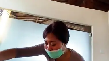 Клиент со стояком случайно кончает от эпиляции азиатки в салоне красоты