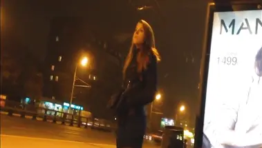 Русская незнакомка пристыдила онаниста, дрочившего на нее на остановке