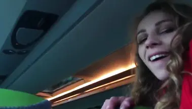 Незнакомка отсосала онанисту в автобусе, мастурбируя на камеру