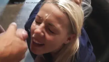 Быстрый перепихон и камшот на лицо блондинке в кафе с людьми