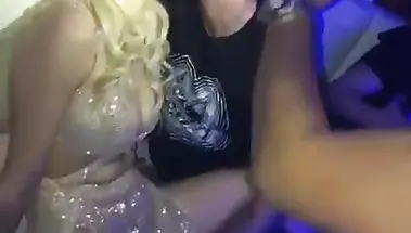 Залупил по деснам блонду в клубе с пальцами в пизде