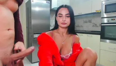 Расфуфыренная вебкам модель сосет хуй с кальяном и дает в анал