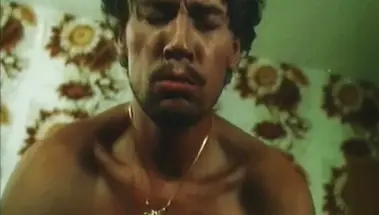 Блондинка помещает огромный болт любовника в пизду рукой - ретро винтаж