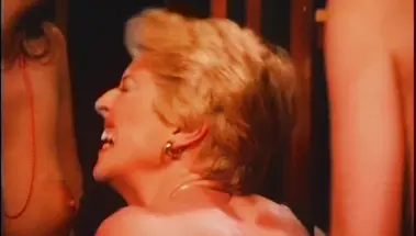 Клиентка бутика соблазнила на лесбийский секс стажерку и хозяйку магазина