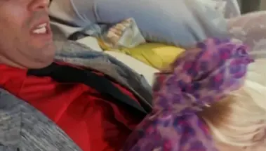 Мужик ебет куклу, представляя реальную бабу в ретро полнометражке