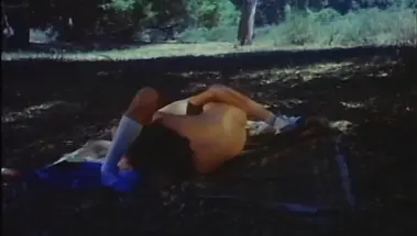 Лесбийский орал в позе 69 на боку на пикнике в ретро формате