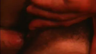 Профессор с бородой лижет волосатую манду и трахает телку в ретро