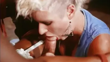 Три блондинки из 70-х ебутся после минета с гомосеком в женском белье