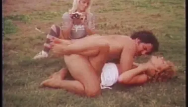 Полировка волосатой щели и ебля в поле перед фотографом