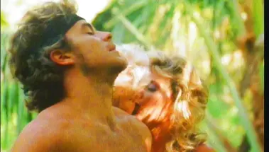 Парень чпокает трех баб на безлюдном острове в джунглях