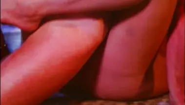 Британский миссионер ебется с двумя кралями в Индии в старой «клубничке»