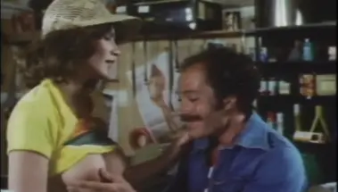 Автомеханик выебал красотку в гараже, взяв оплату за ремонт натурой