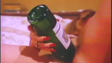 Романтический ретро трах в пизду, растянутую бутылкой вина