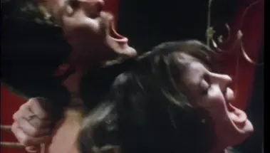 Поочередный трах в пизду зажатой в бутерброд давалки в стиле ретро