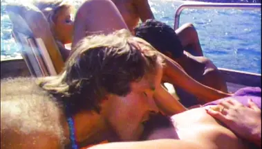 Ретро оргия на яхте с финалом давалкам на сиськи