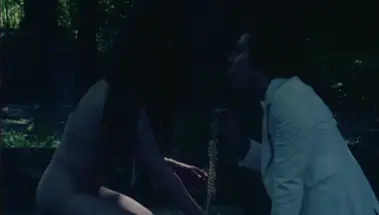 Воровка трахает мохнатку свечкой, наблюдая за трахом хозяев - ретро винтаж