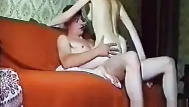 Трах на диване русской плоскогрудки, прогулявшей пары в ретро видео