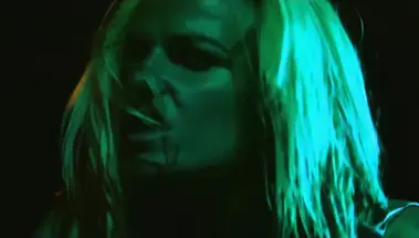 Голая ведьма Лиза Белла трахает парня в фильме ужасов