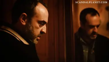 Актриса Каролина Юрчак горячо трахает мужика со льдом