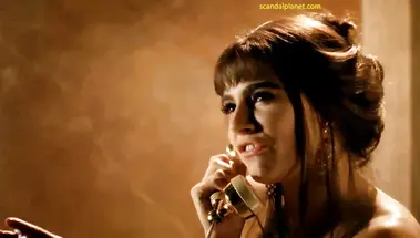 Голая муза Сиенна Миллер курит в пенной ванне в кино биографии