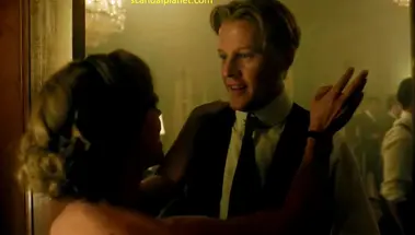 Эксгибиционистка Кристина Риччи показывается голышом гостям на вечеринке в сериале