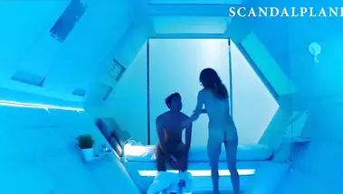 Голая Валери Бентсон трахается с типом с плохой эрекцией в «Сексе будущего»