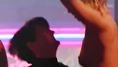 Дикая стриптизерша Элизабет Беркли приватом доводит мужчину до финала на спор